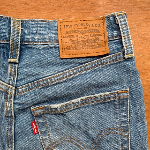 Levi’s Ribcage Shorts Size 25 - Picture 4 of 9